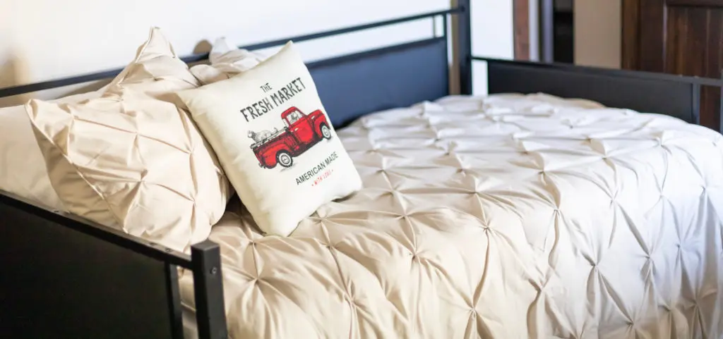 8d7a7f_7e1b516ec3ed45b38e0f44660826cd40mv2